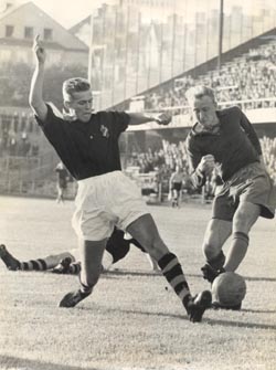 Göran Åslin på Råsunda i kamp med Hälsingborgs Bengt Salomonsson.