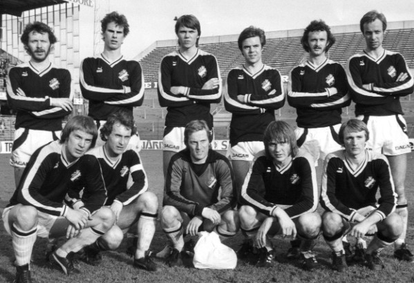 AIK:s lag 1978. Stående från vänster Tom Källström, Ove Rübsamen, Göran Karlsson, Christer Johansson, John Wilkinsson, Yngve Leback. Knästående från vänster: Sanny Åslund, Björn Lundberg, Leif Karlsson, Sven Dahlkvist och Leif Grahn.