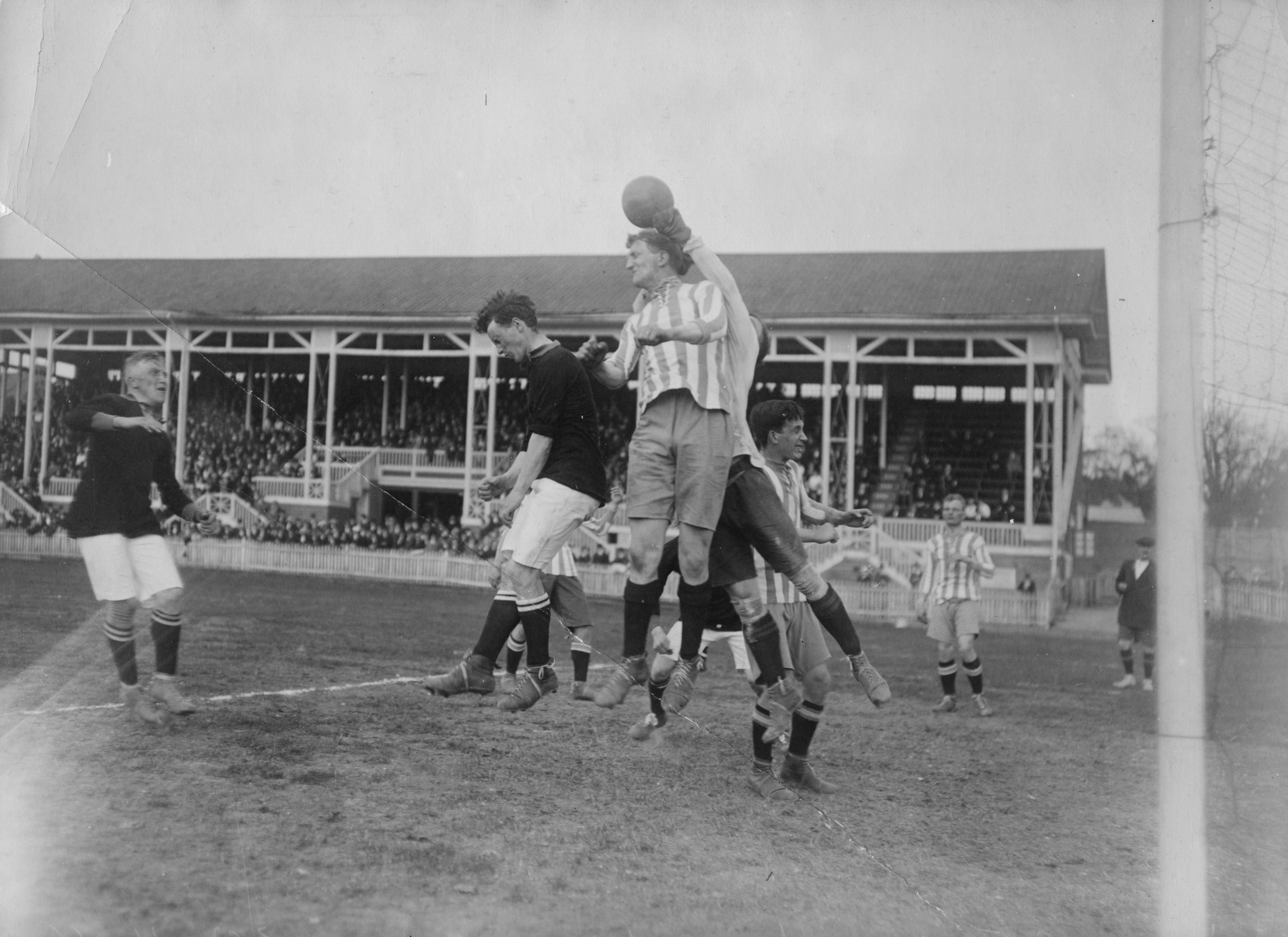 Sunday 30 April 1916  AIK - IFK Göteborg 4-0 (?-0)  Okänd arena, Okänd ort