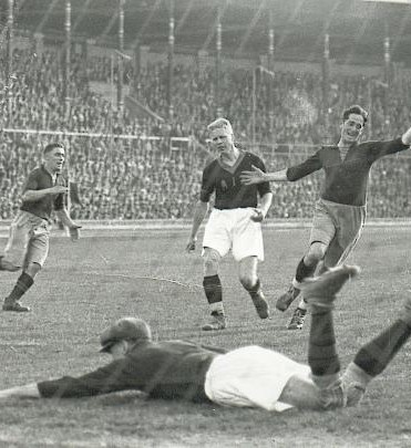 Sunday 17 September 1933, kl 13:30  AIK - Helsingborgs IF 2-5 (1-2)  Stockholms stadion, Stockholm