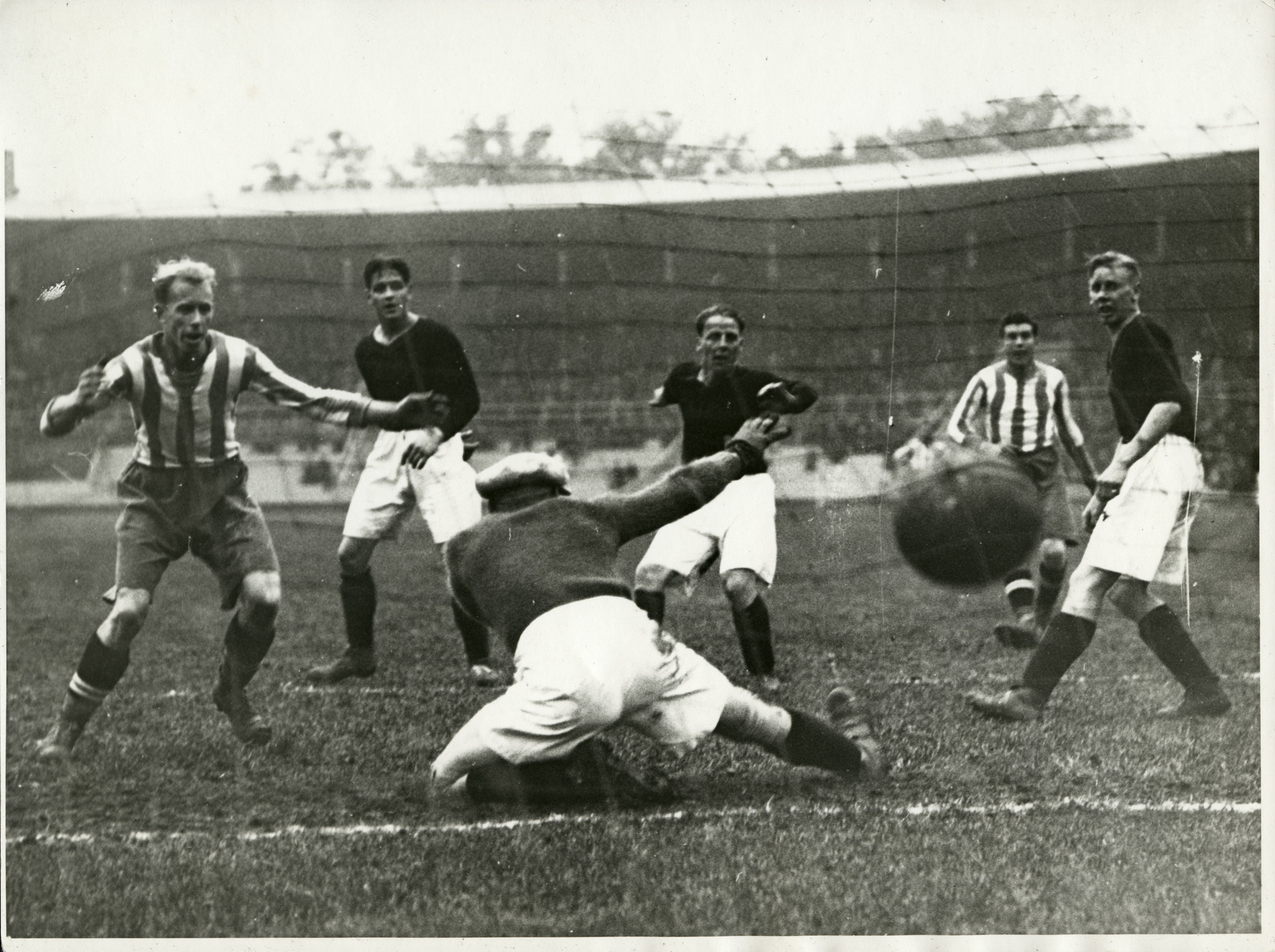 Sunday 21 October 1928, kl 13:30  AIK - IFK Göteborg 3-3 (2-2)  Stockholms stadion, Stockholm